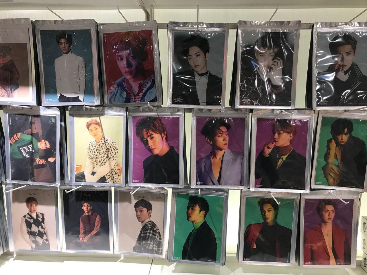 SMTOWN商店內展示的EXO成員的照片和海報牆。